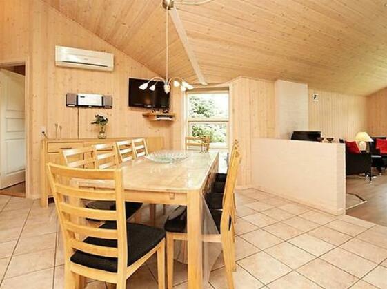 Five-Bedroom Holiday home in Blavand 6 - Photo4