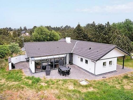 Four-Bedroom Holiday home in Blavand 40
