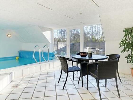 Four-Bedroom Holiday home in Blavand 49 - Photo4