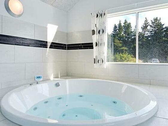 Nine-Bedroom Holiday home in Blavand 4 - Photo4