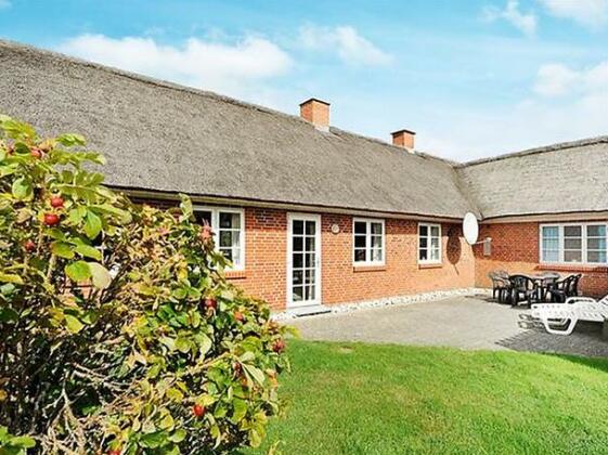 Three-Bedroom Holiday home in Blavand 57 - Photo2