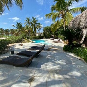 Exclusiva villa con piscina privada y cerca de la playa + 2 golf cars