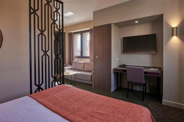 M Suite Hotel - Photo4