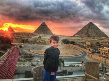 Egypt pyramids inn