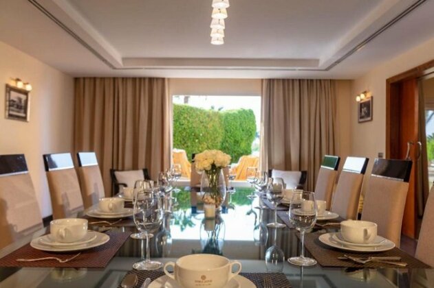 A 4 bedroom contemporary villa is furnished with luxe imported Italian furniture - Photo3