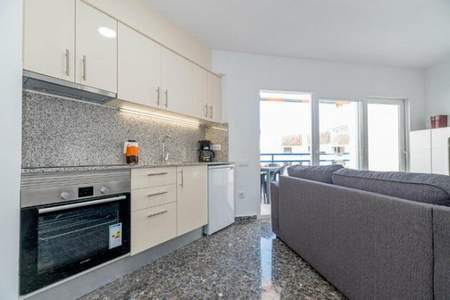 Moderno estudio con vistas al mar piscina y WIFI - Photo4