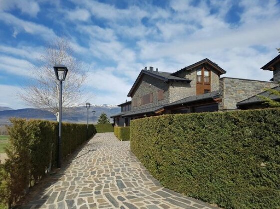Casa en Alp con zona jardin privado y zona comunitaria