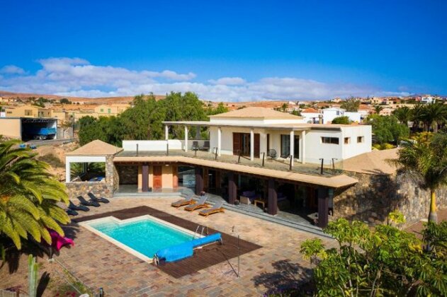 Oasis Villa with swimming pool in 4000m2 garden