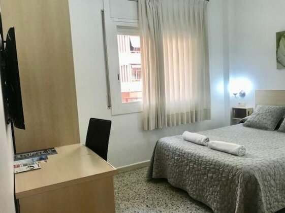 Hostal Badalona - Photo2