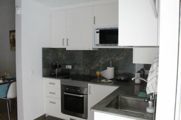 Metro & Beach Apartments - Photo3