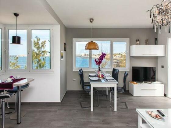 Coral Bay Beachfront Apartment by Vacanzy Collection - Photo5