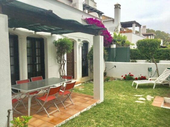 Sunny Garden Apartment - Photo3