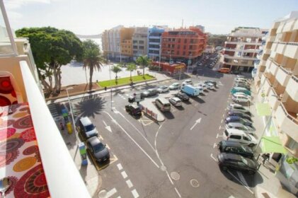 Apt with windprotected balcony above El Medano central square and beach