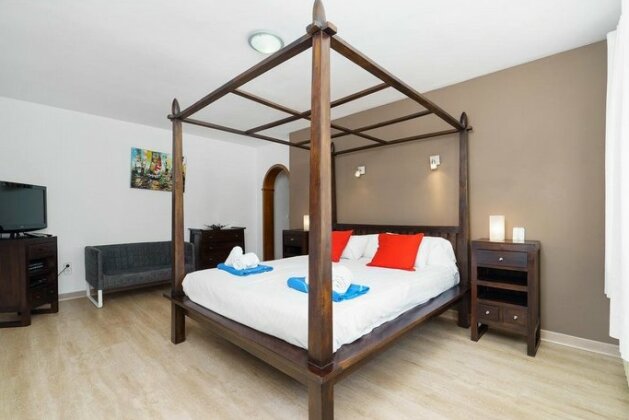  Photo 1