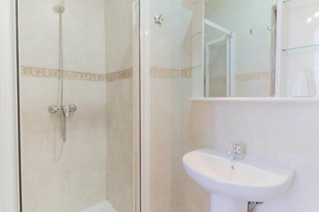 Brand New One Bedroom Cathedral Views - Photo5
