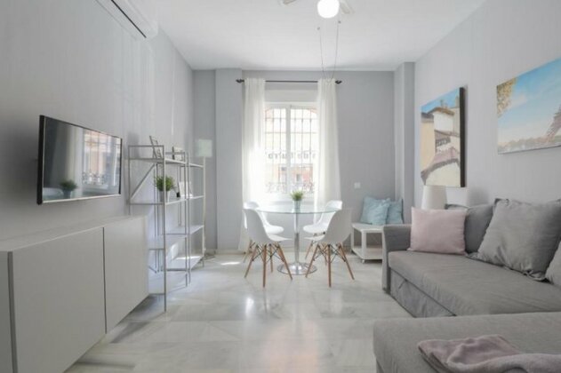 Bright and Quiet Apartment by Town - Photo2