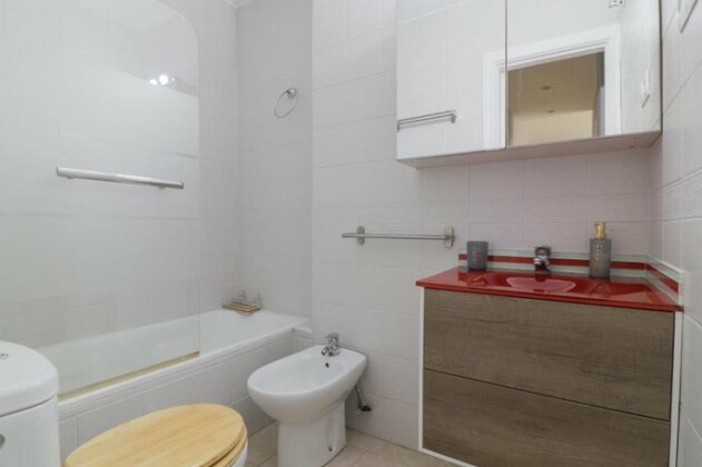 Bright and Quiet Apartment by Town - Photo3
