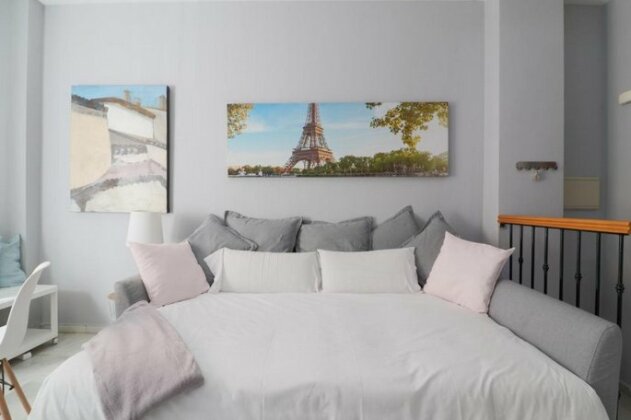 Bright and Quiet Apartment by Town - Photo4