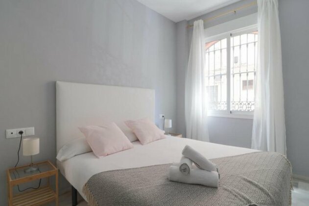 Bright and Quiet Apartment by Town - Photo5