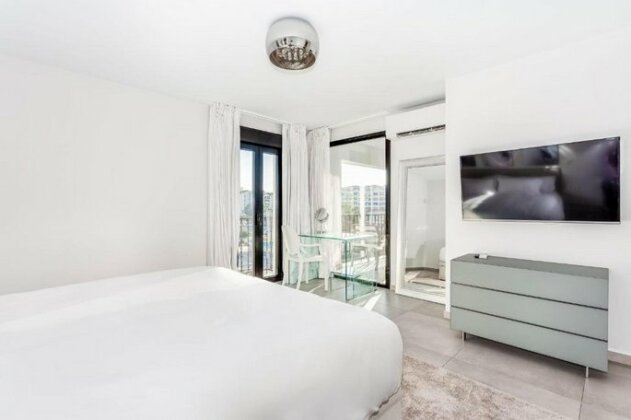 By Riva - Contemporary 1 Bedroom Luxury Apt inside Puerto Banus - Photo3