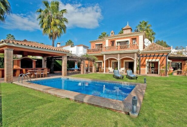 Holiday villa with 5 bedrooms private pool Nueva Andalucia Marbella