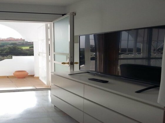 Sunny and spacious apartment with own entrance to pool - Photo3