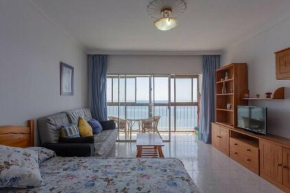 Studio apartment with sea view and pool