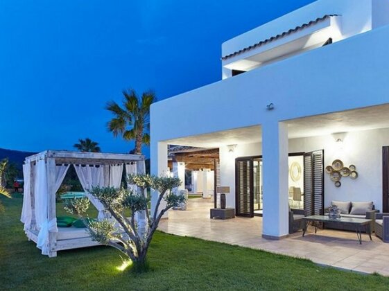 Luxury Private 5 Bedroom Villa - Sleeps 10-12 Guests - Distant Sea View - Photo2
