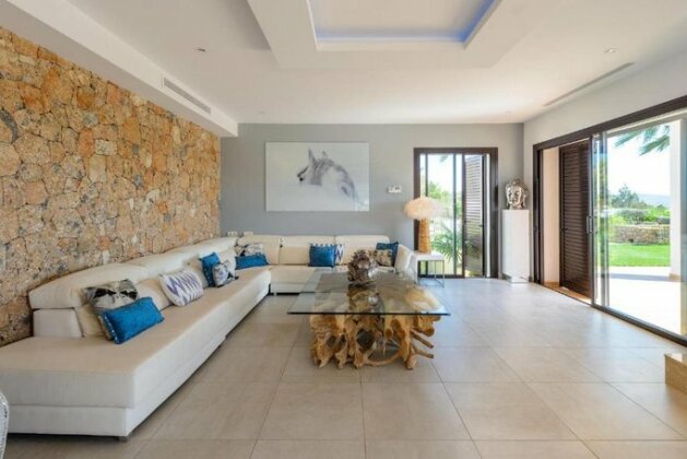 Luxury Private 5 Bedroom Villa - Sleeps 10-12 Guests - Distant Sea View - Photo3