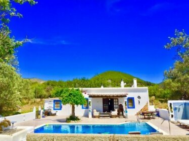 Villa 5 double bedrooms 3 bathrooms 2 Kitchens and big Swimming pool Wifi