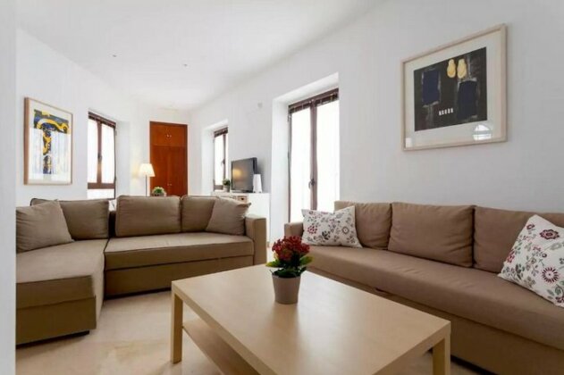 Spacious And Bright Apartment In Great Location - Photo2