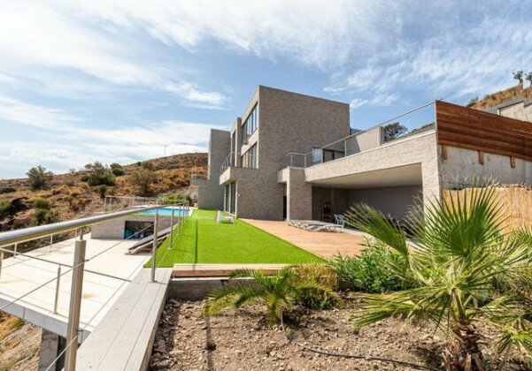 Luxury Villa with Infinity Pool and Sea Views - Photo2