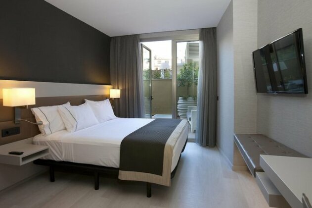 AC Hotel Colon Valencia - Photo2