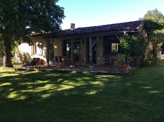 Charming cottage overlooking the countryside pool and Pyrenees