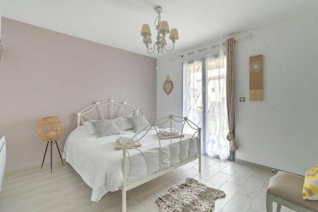 Modern four bedroom villa with garden in Bouc-Bel-Air by easyBNB - Photo3