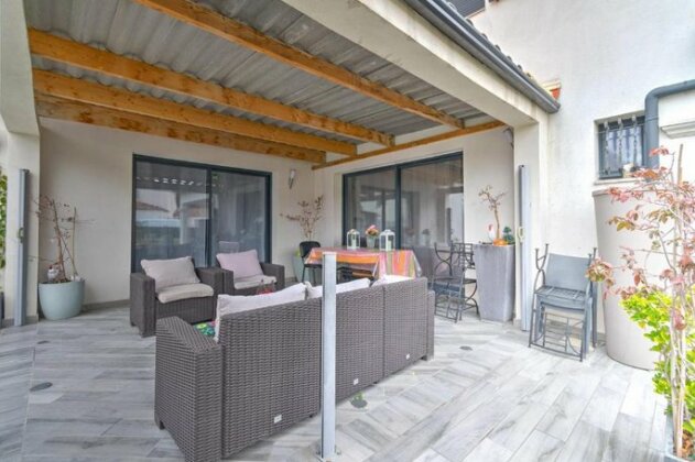 Modern four bedroom villa with garden in Bouc-Bel-Air by easyBNB - Photo4