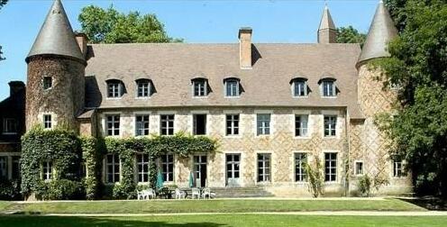 Chateau de Paray le Fresil Bourbon-Lancy Saone-et-Loire