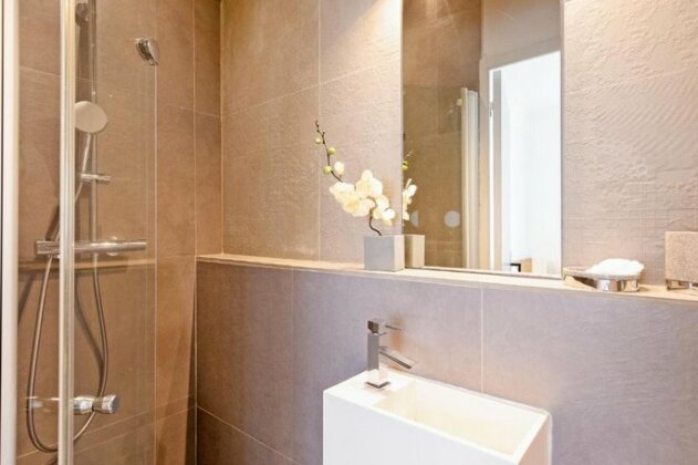 Palais area Modern 4 bedrooms/ 4 baths - Photo3