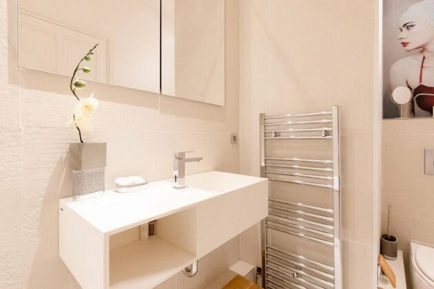 Palais area Modern 4 bedrooms/ 4 baths - Photo4