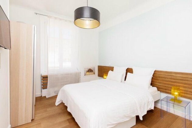 Palais area Modern 4 bedrooms/ 4 baths - Photo5