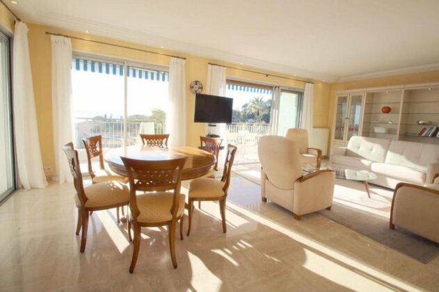 Stunning 3 BR with panoramic terrace only minutes from heart of Cannes - Photo2