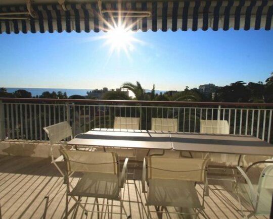 Stunning 3 BR with panoramic terrace only minutes from heart of Cannes - Photo4