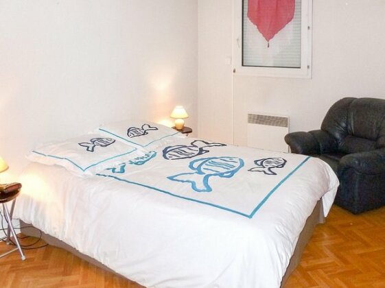 Sunny 1-Bedroom Apartment with Pool - Photo3