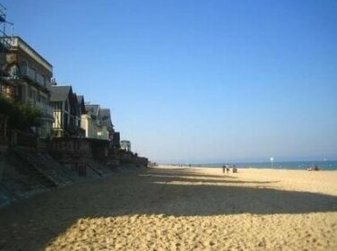 Centre de Vacances et Hotel CPCV Normandie a 50 metres de la plage de Houlgate