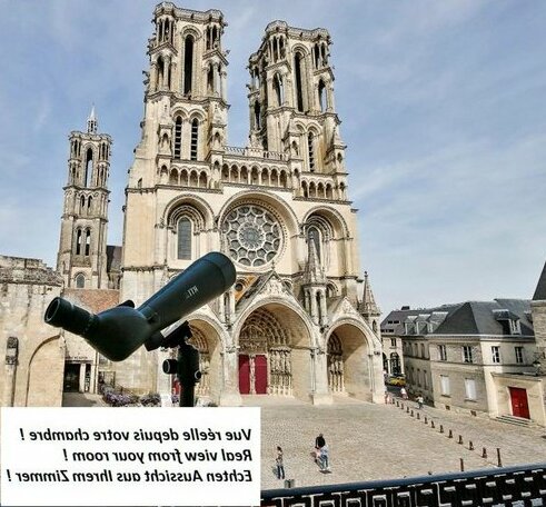 Logis du Parvis Face Cathedrale/in front of the Cathedral