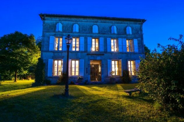 Maison de Maitre avec Grand Parc arbore clos de murs