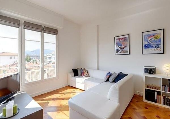 Modern Holiday Haven - Photo2