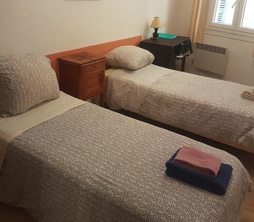 Room in apartment - Rue Droite - Photo5