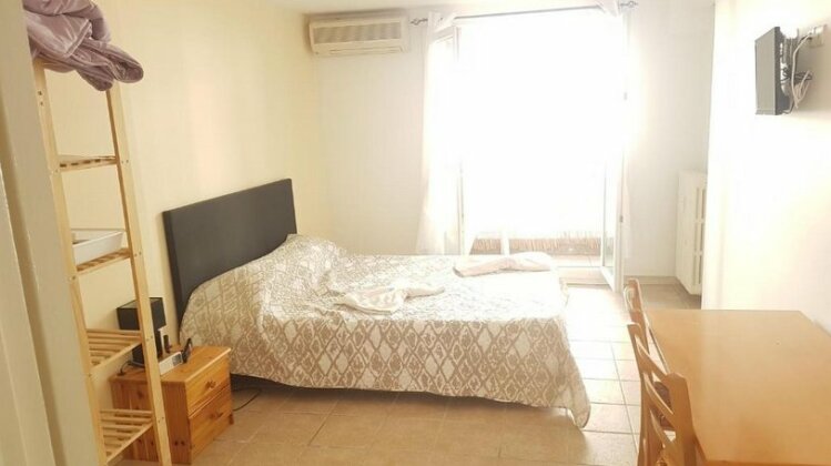 Room renovated in 2020 near airport and beach and tram station 30 seconds walk - Photo2