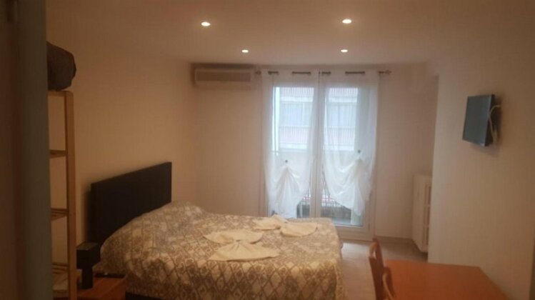 Room renovated in 2020 near airport and beach and tram station 30 seconds walk - Photo4